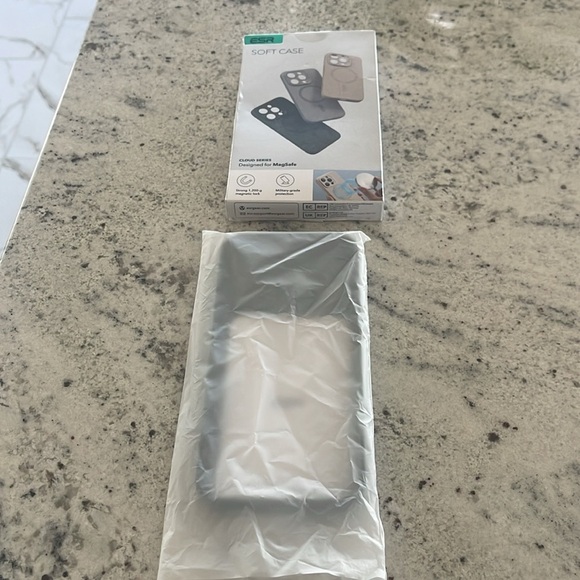ESR Soft Case 15 Pro Military grade protection and MagSafe - Picture 3 of 15